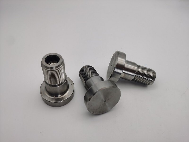 In che modo la lavorazione della forgiatura migliora la resistenza e la precisione dei componenti industriali?